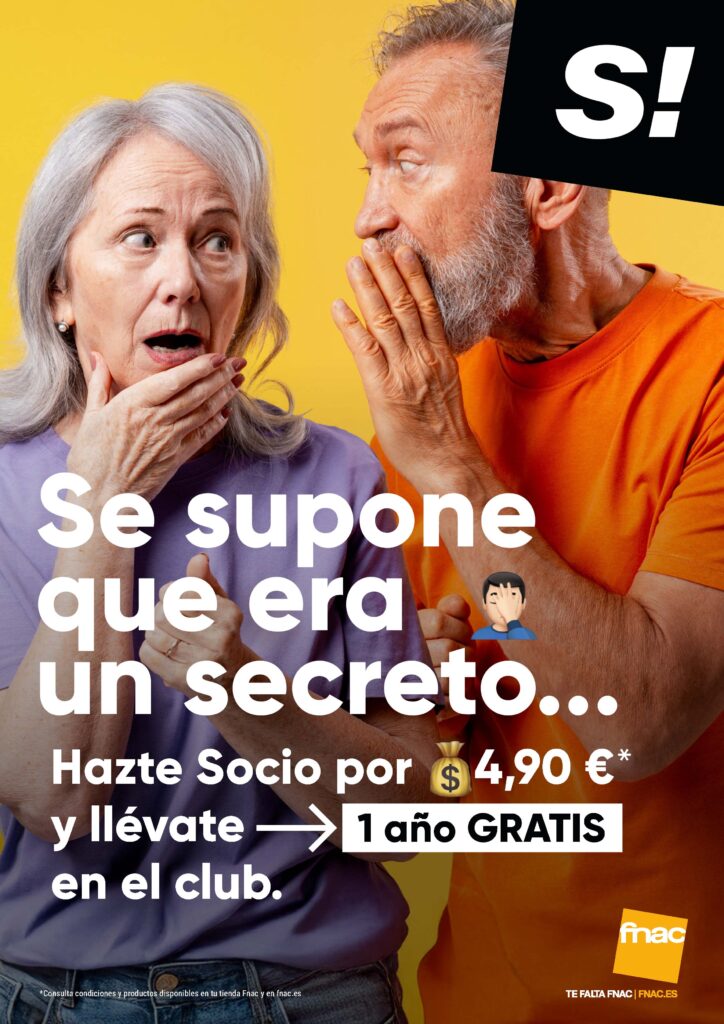 Un hombre mayor susurrando un secreto al oído de una mujer mayor sorprendida sobre fondo amarillo en un diseño de Fnac