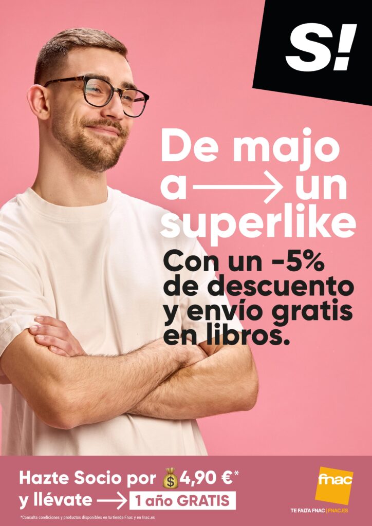 Joven con gafas y camiseta blanca sonriendo con los brazos cruzados sobre un fondo rosa en un diseño de Fnac para socios