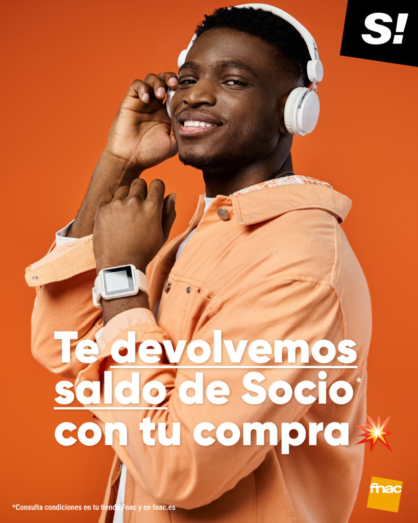Joven sonriendo con auriculares blancos y reloj inteligente sobre un fondo naranja en un diseño publicitario de Fnac Socios