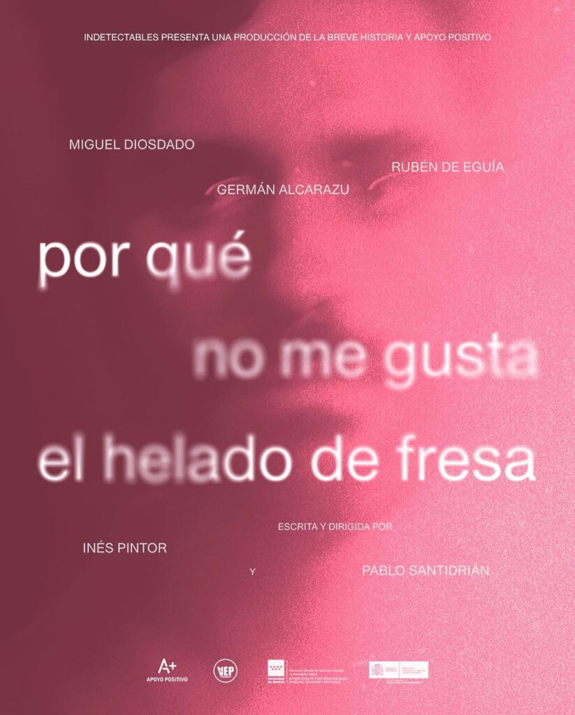 Póster oficial del cortometraje Por qué no me gusta el helado de fresa, una producción de Indetectables, La Breve Historia y Apoyo Positivo, dirigida por Inés Pintor y Pablo Santidrián, con un fondo texturizado en tonos rosas.